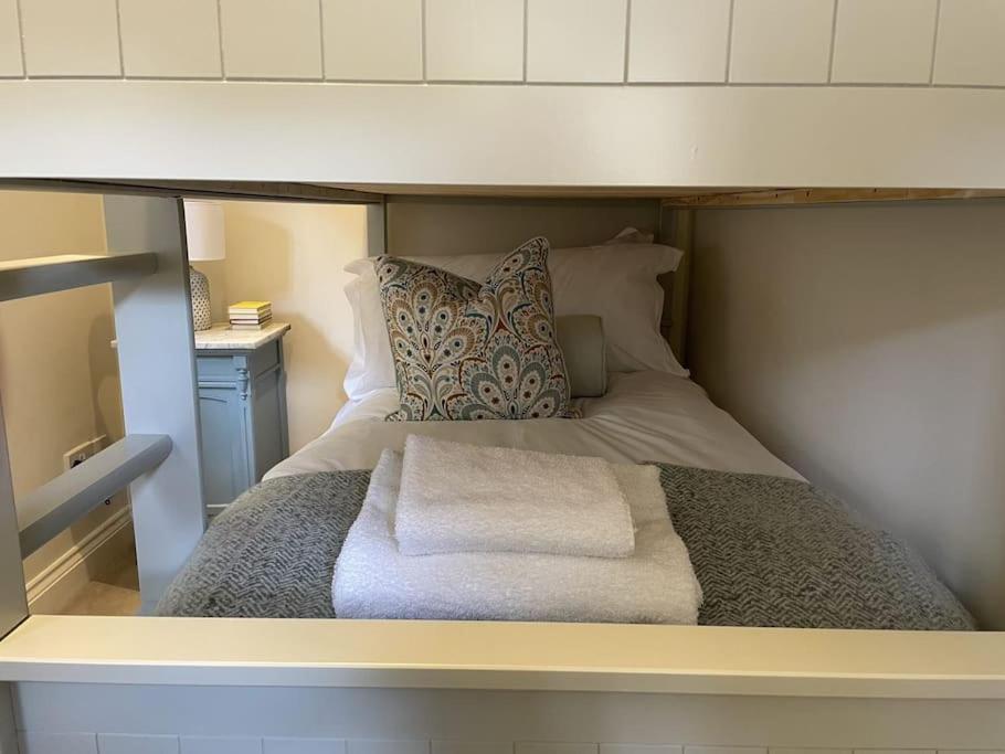 Holly Cottage, 2, Northbrook Park, Farnham-Up To 6 Adults 外观 照片
