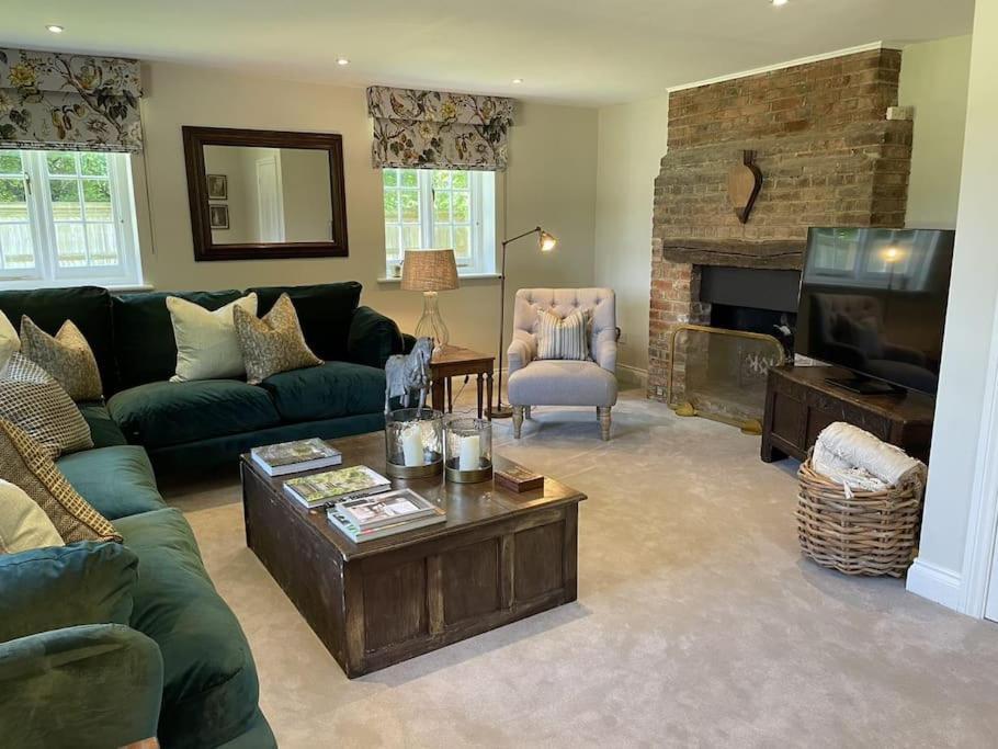 Holly Cottage, 2, Northbrook Park, Farnham-Up To 6 Adults 外观 照片